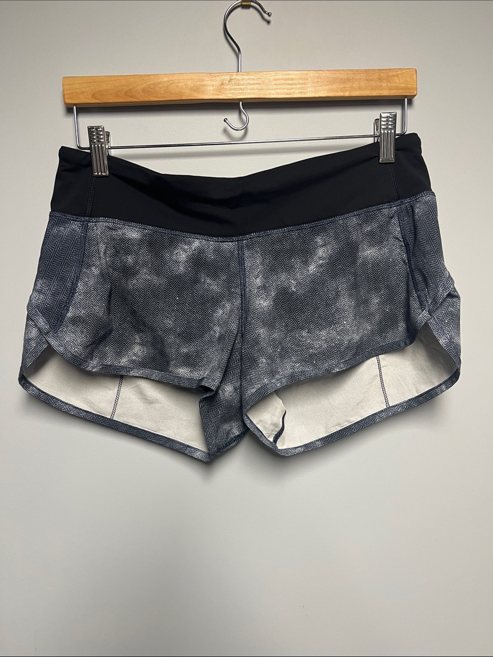 lululemon athletica Black Waistband Blue-Gray Print Athletic Shorts